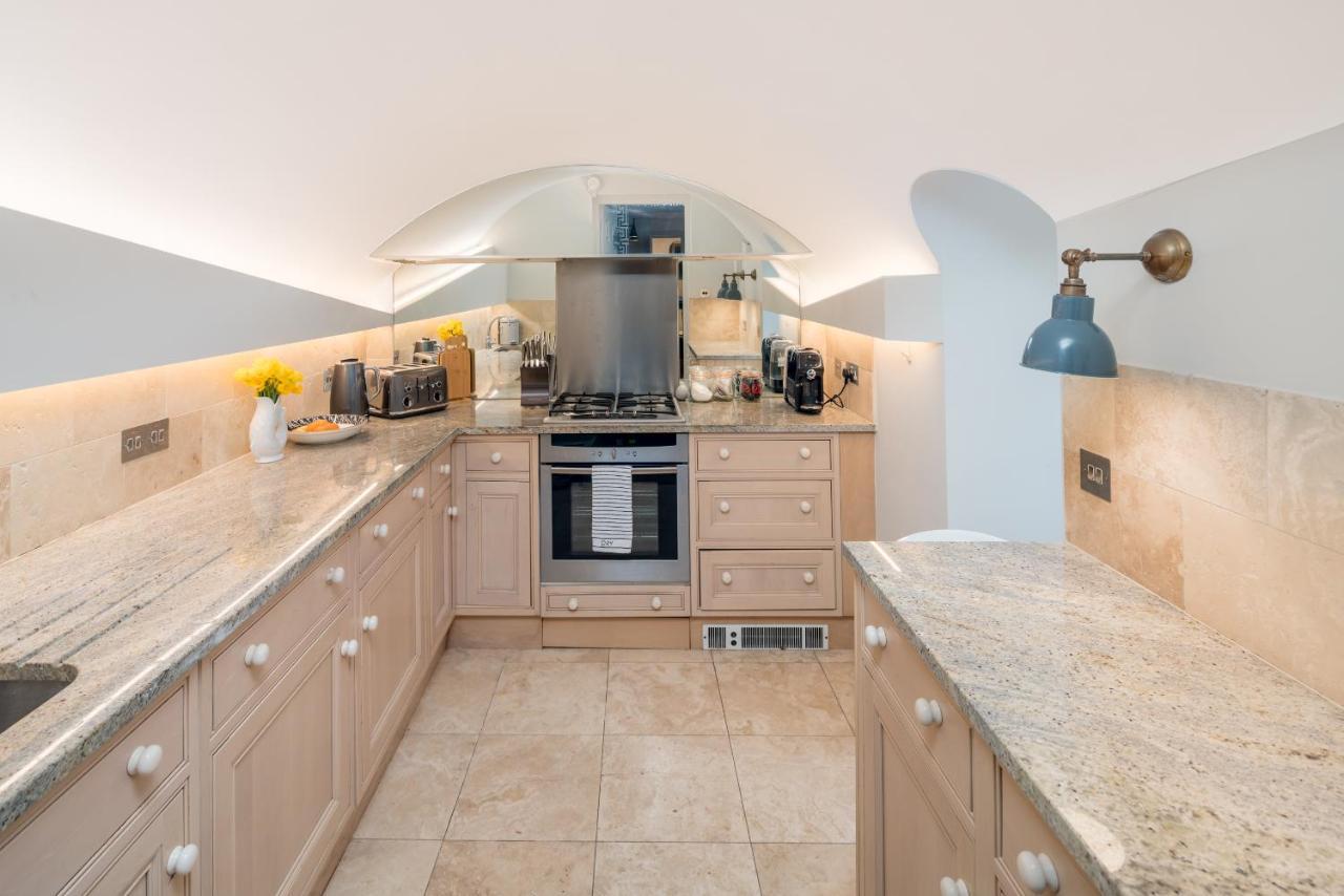 Appartamento Cozy Flat With Patio In The Heart Of Pimlico Londra Esterno foto